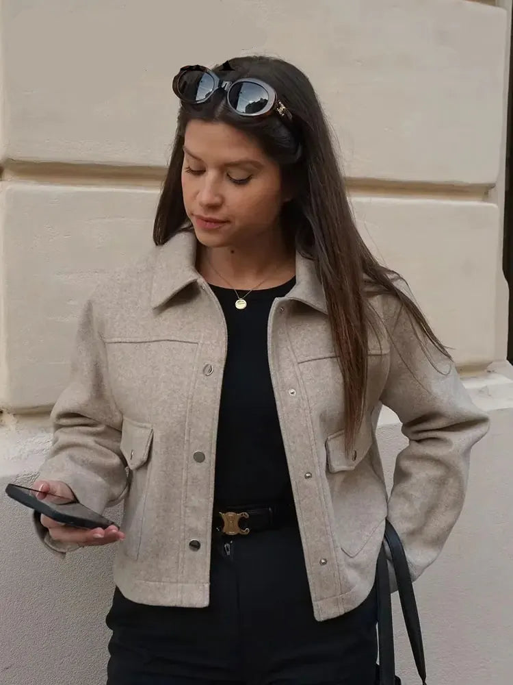 Liesbeth | Korte Wolmix Jas met Zakdetails